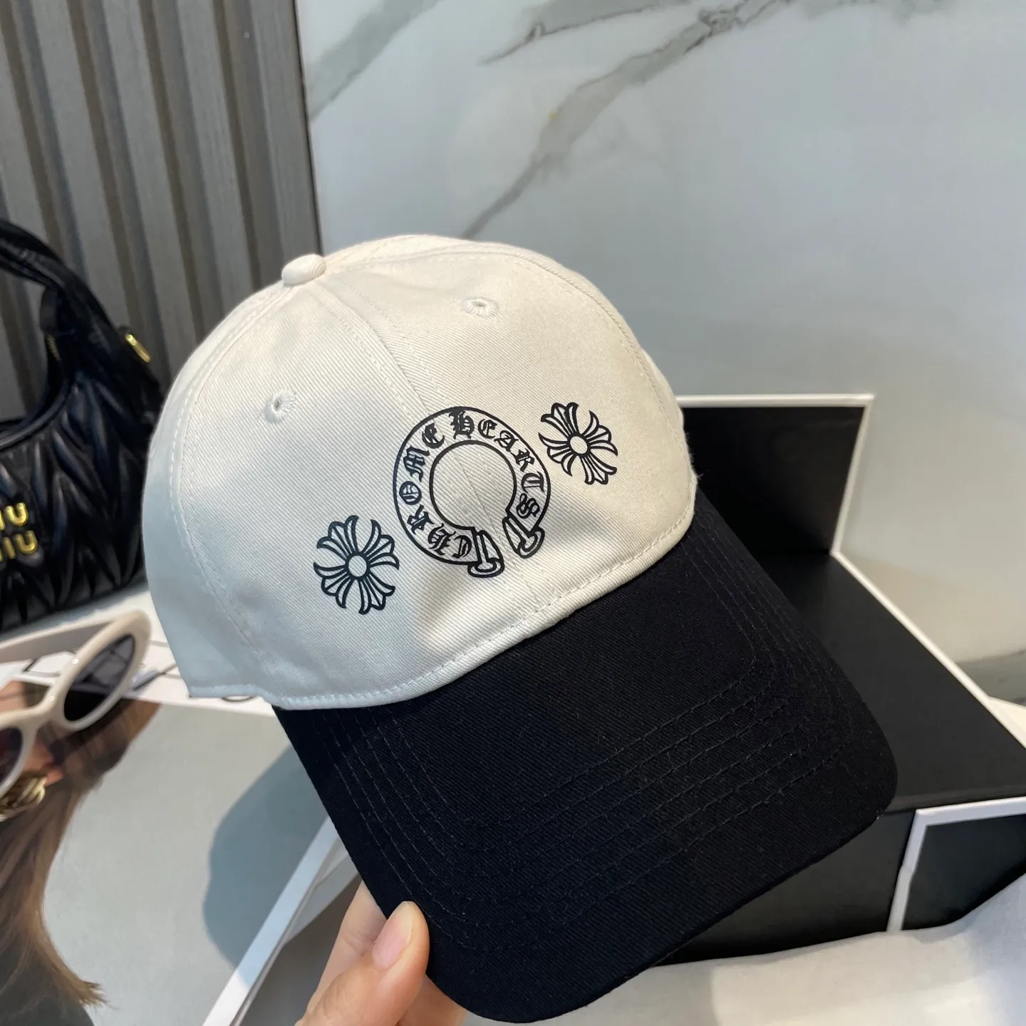P60 Crow Heart 🆕🆕New color-blocked baseball cap, personalized and fashionable classic cross logo, casual with a cool feeling, unisex style, same style for men and women! Very easy to match! Head circumference: 56-58cm is available